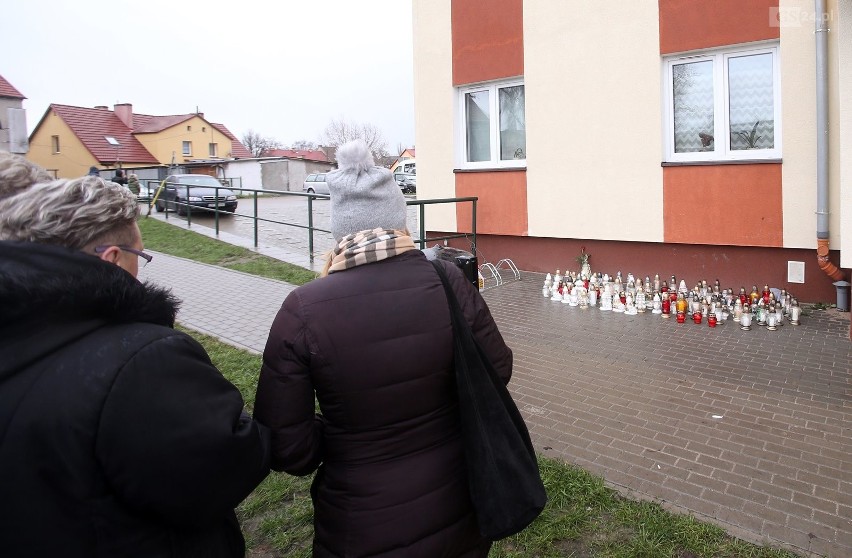 Makabryczne zabójstwo w Pyrzycach. Pod blokiem mieszkańcy zapalają znicze [ZDJĘCIA] 