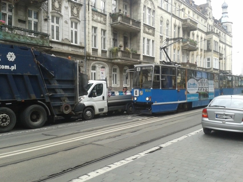 Wypadek na Piastowskiej. Ciężarówka z butlami gazowymi zderzyła się z tramwajem