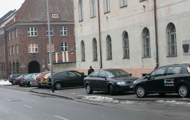Przy ul. Kilińskiego, w okolicy wejścia na teren  Szkoły Policji, jest kilkanaście ogólnodostępnych miejsc parkingowych.