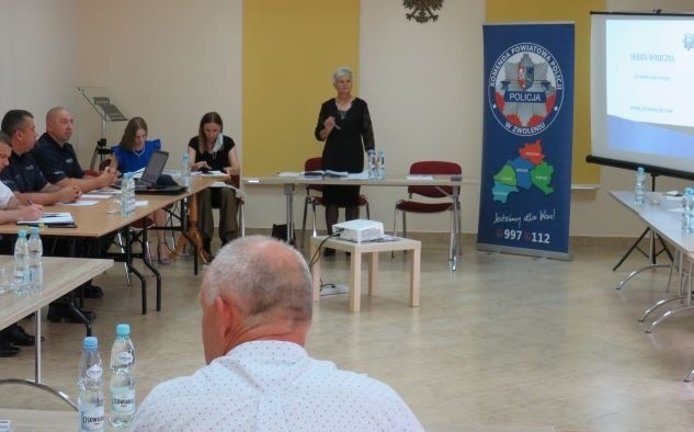 Debata społeczna w Przyłęku. Policjanci rozmawiali z mieszkańcami o bezpieczeństwie