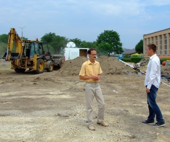 Prace przy szkole podstawowej nr 7 już trwają. W tym miejscu powstanie boisko ze sztuczną trawą.