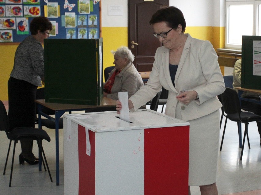 Premier Ewa Kopacz głosowała w niedzielę o godzinie 12 w...