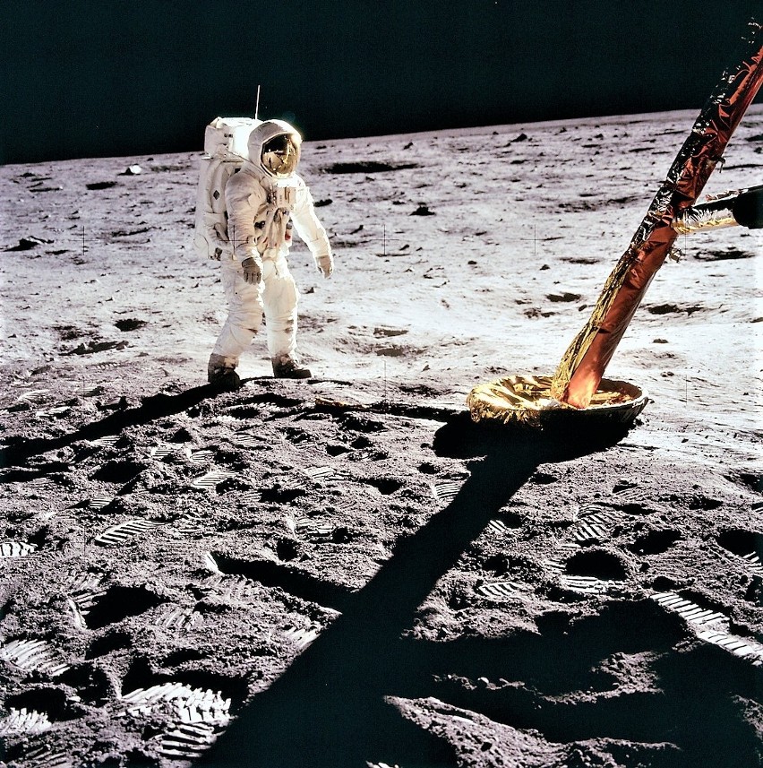 Edwin "Buzz" Aldrin na Księżycu obok podpory lądownika...