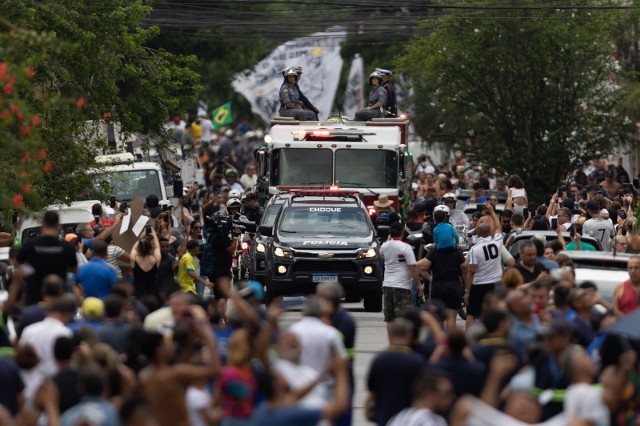 Wóz strażacki transportuje trumnę z ciałem zmarłego Pele podczas konduktu pogrzebowego ulicami miasta Santos