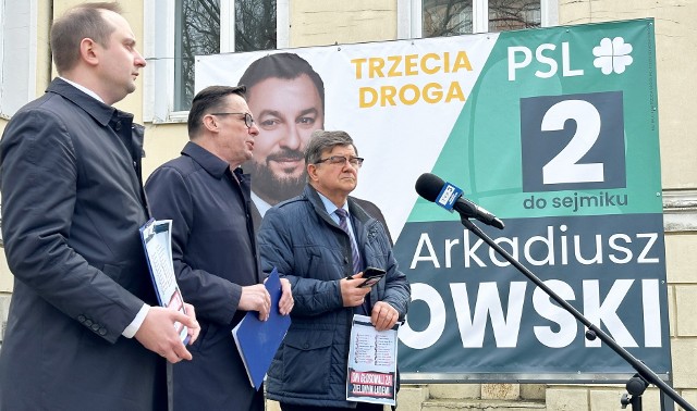 Podczas wtorkowego briefingu prasowego politycy zwrócili uwagę przede wszystkim na obecną sytuację polskich rolników i ich protesty jako skutki, nieracjonalnego zdaniem posłów, “Zielonego Ładu”.