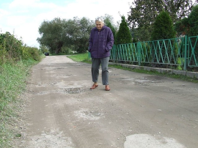 Wanda Czapka od 78 lat mieszka przy ul. Łąkowej w Chełmnie. Chciałaby, aby "jej&#8221; ulica była asfaltowa, ale straciła już na to nadzieję. - Przez te wszystkie lata nikt nic tu nie robił - mówi.