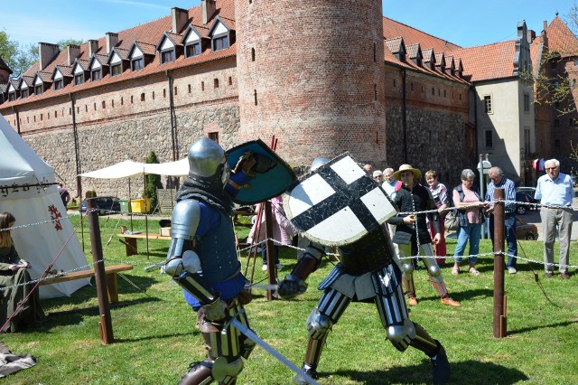 Podróż w czasie zafundował mieszkańcom i turystom Zastęp Krzyżogryfa z Bytowa. Majówka w pięknej, słonecznej pogodzie cieszyła się dużym zainteresowaniem. Oczywiście był pokaz walk rycerskich.