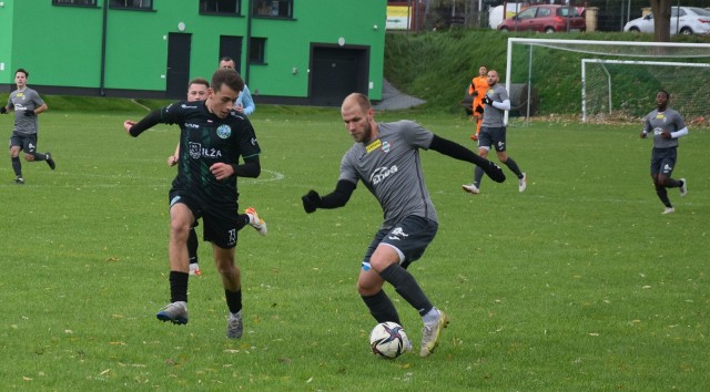 Z piłką strzelec pierwszego gola dla Radomiaka - Artur Bogusz.