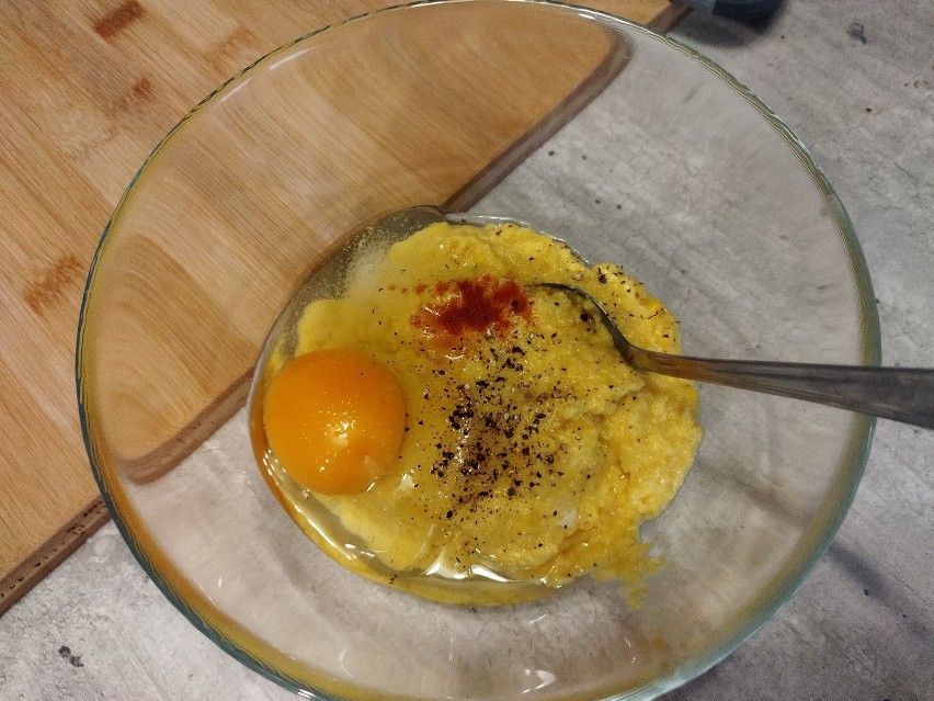 Dodaj jajko i przyprawy: sól, pieprz i odrobinę chili.