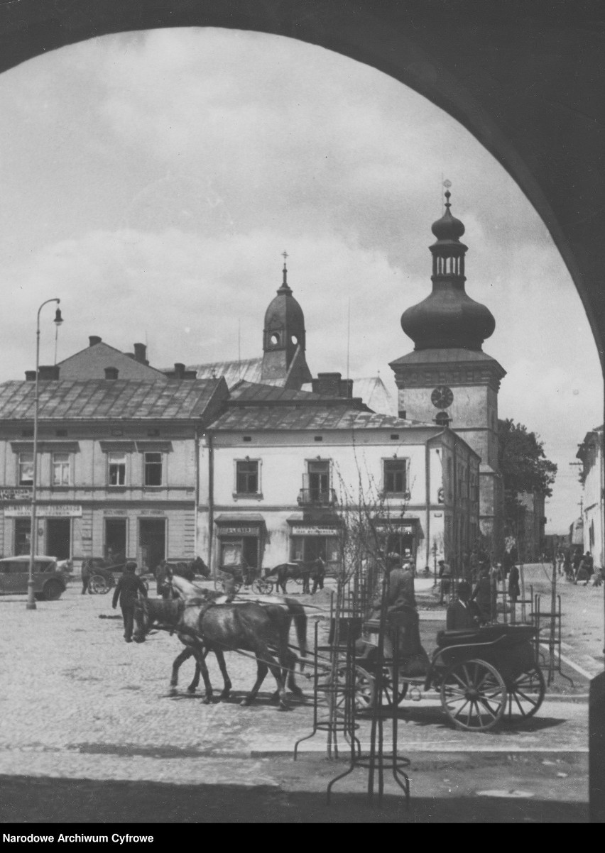 Krosno. Dorożka na rynku, w tle kościół farny pw. św. Trójcy...