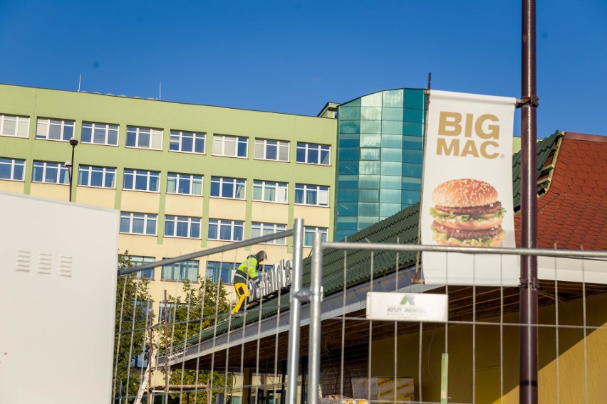 Właśnie z budynku McDonalds został zdjęty dach