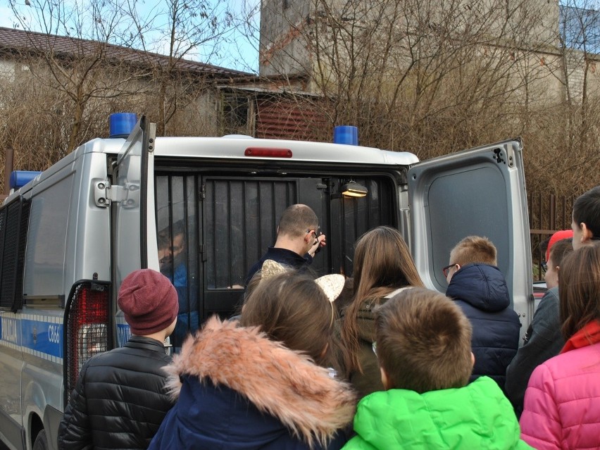 Nie zamykają się drzwi w radziejowskiej komendzie policji. Wciąż trafiają tu młodzi ludzie. Ale po to, by ją zwiedzić!
