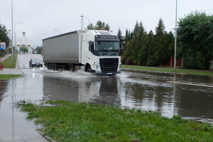 Sławińskiego znów pod wodą. Kierowcy gubią na zalanej ulicy...