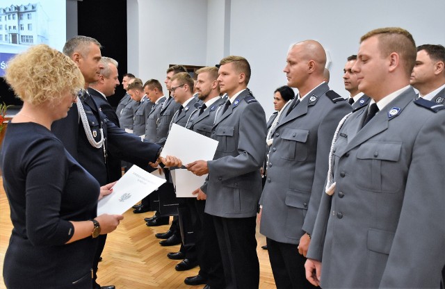 W sali widowiskowej Mogileńskiego Domu Kultury odbyły się obchody Święta Policji. W trakcie uroczystości awanse na wyższe stopnie służbowe wręczono 38 funkcjonariuszom Komendy Powiatowej Policji w Mogilnie