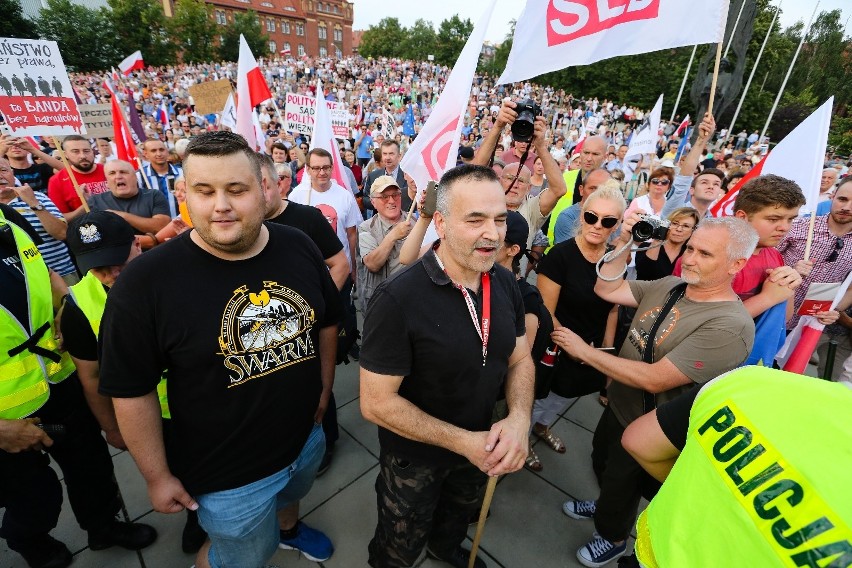 Protest na Placu Solidarności przeciwko reformie sądów. Przyszedł tłum [zdjęcia, wideo] 