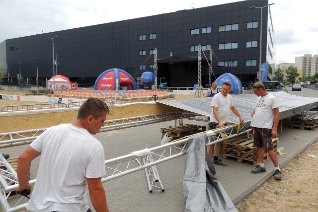 W Toruniu trwa budowa strefy kibica, która wystartuje w czwartek 14 czerwca. Zlokalizowano ją na parkingu za halą widowiskowo-sportową Arena Toruń przy ul. Bema. Transmisja meczu pomiędzy Rosją a Arabią Saudyjską rozpocznie się o godz. 17, ale Strefa działać będzie już od godz. 14:30. Na początku odbędzie się Mini Mundial – turniej dla dzieci w wieku 8-9 lat, w którym udział weźmie sześć zespołów. Finał turnieju przewidziany jest na godz. 16:25-16:45, a nagrody wręczone zostaną w przerwie meczu otwarcia. W strefie kibica przygotowano telebim o powierzchni ok. 30 m2 oraz zadaszoną scenę z nagłośnieniem. Powierzchnia strefy to 500 m. kw. Jednorazowo w strefie może przebywać nie więcej niż 999 osób (będzie 700 miejsc siedzących). Będą także punkty małej gastronomii, w których można będzie kupić m.in. niskoprocentowe piwo. Zaplanowano też strefę dla dzieci, w której maluchy będą bawić się z animatorami.