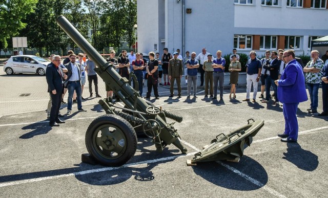 Uczniowie Zespołu Szkół Samochodowych w Bydgoszczy odrestaurowali eksponat z czasów II wojny światowej, który do renowacji udostępniło szkole Muzeum Wojsk Lądowych. To Moździerz M160 wzór 1943. W poniedziałek (17 czerwca) odbyło się uroczyste przekazanie odnowionego działa muzeum.Uroczystość połączona była z konferencją „Wystrzałowa renowacja”. Podczas niej uczestnicy będą mogli poznać np. historię moździerza, czy dowiedzieć się więcej o projekcie „Akademia Renowacji Novol”. Atrakcją był pokaz umundurowania Wojska Polskiego i zabytkowego sprzętu wojskowego, m.in.: GAZ 69, M16 HALFTRACK, a także motocykli. Batalion dowodzenia Inspektoratu Wsparcia Sił Zbrojnych zaprezentował z kolei  sprzęt typu CYKLOP i BARYTON. Na uczestników czekała też wojskowa grochówka.Przypomnijmy, że w renowacji moździerza brała udział młodzież z klas I, II i III, kształcąca się w zawodzie lakiernik w Szkole Branżowej I stopnia nr 12 Samochodowej. Uczniowie  przez prawie cały rok szkolny pracowali nad przywróceniem stanu technicznego tego eksponatu.Rozpoczęła się rozbiórka wiaduktu na wylocie z Bydgoszczy: