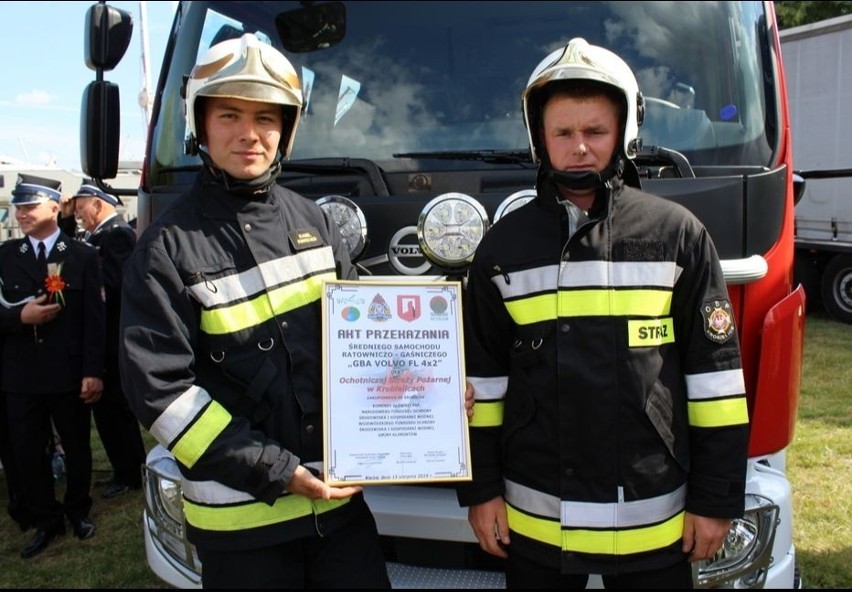 Strażacy ochotnicy z Krobielic w gminie Klimontów mają nowy samochód bojowy. Dostali go podczas Jarmarku na Świętego Jacka (ZDJĘCIA)