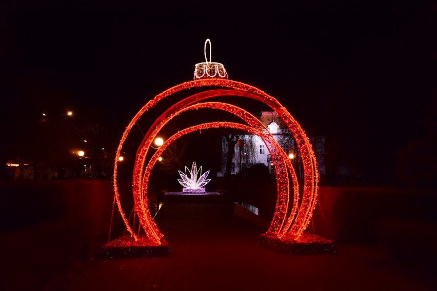 Świąteczne iluminacje rozświetlają Tarnobrzeg. Część ozdób...