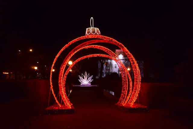 Świąteczne iluminacje rozświetlają Tarnobrzeg. Część ozdób zabłysła 1 grudnia, trwa montaż kolejnych.