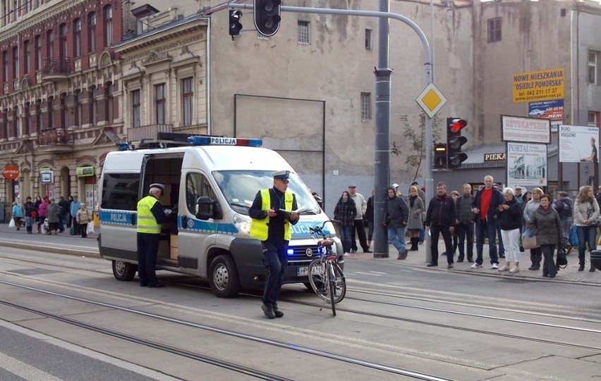 Wypadek na Piotrkowskiej. Rowerzystka wjechała w tramwaj [ZDJĘCIA]