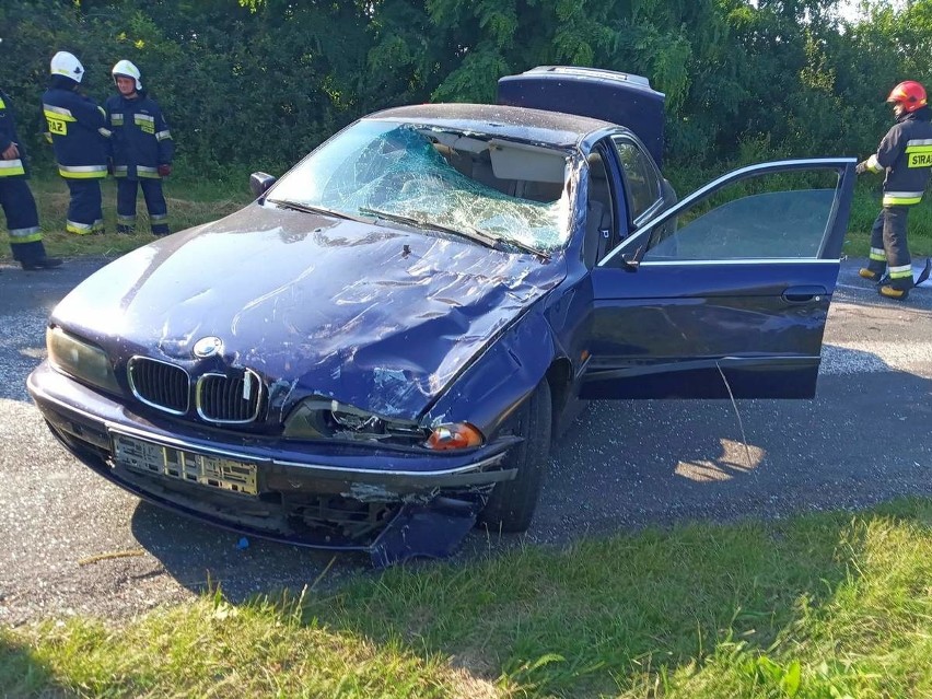 Wypadek w Bartłomiejowicach. Samochód uderzył w drzewo, potem w BMW i dachował [zdjęcia]
