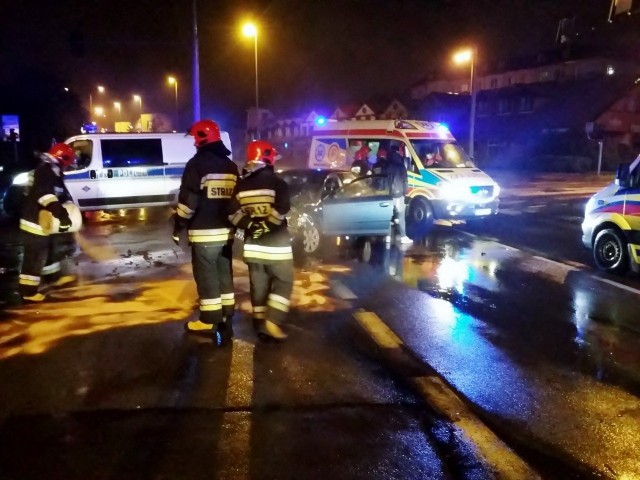We wtorek w nocy, kilka minut po 23., doszło do kolizji dwóch samochodów osobowych na skrzyżowaniu ulic Wiejskiej i Garncarskiej. Czworo uczestników tej kolizji trafiło do szpitala. Według relacji świadków nie działała już sygnalizacja świetlna. 