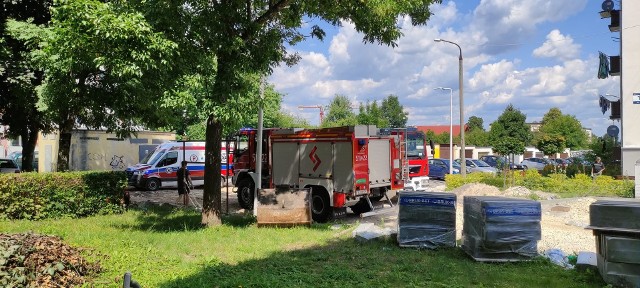 Pożar w bloku na osiedlu Brożka we Włoszczowie. Strażacy ewakuowali mężczyznę.