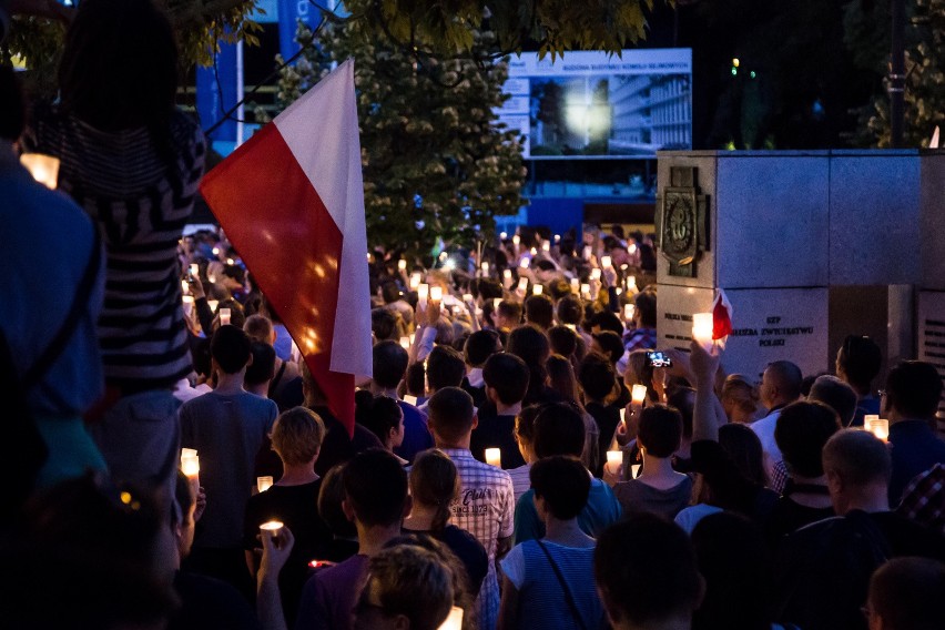 Łańcuch Światła w Warszawie [ZDJĘCIA] Demonstracja przed Pałacem Prezydenckim i marsz przed Sejm