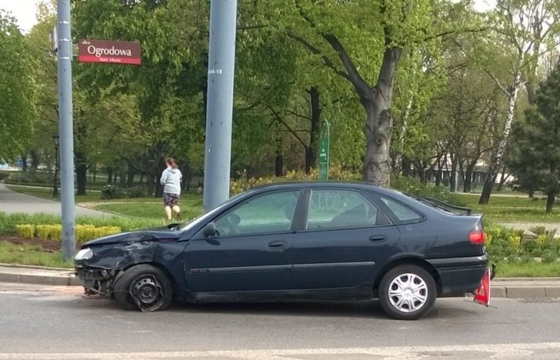 Renault zawalidroga blokuje skręt w prawo w ul. Zachodnią. Czyje to auto? [zdjęcia]