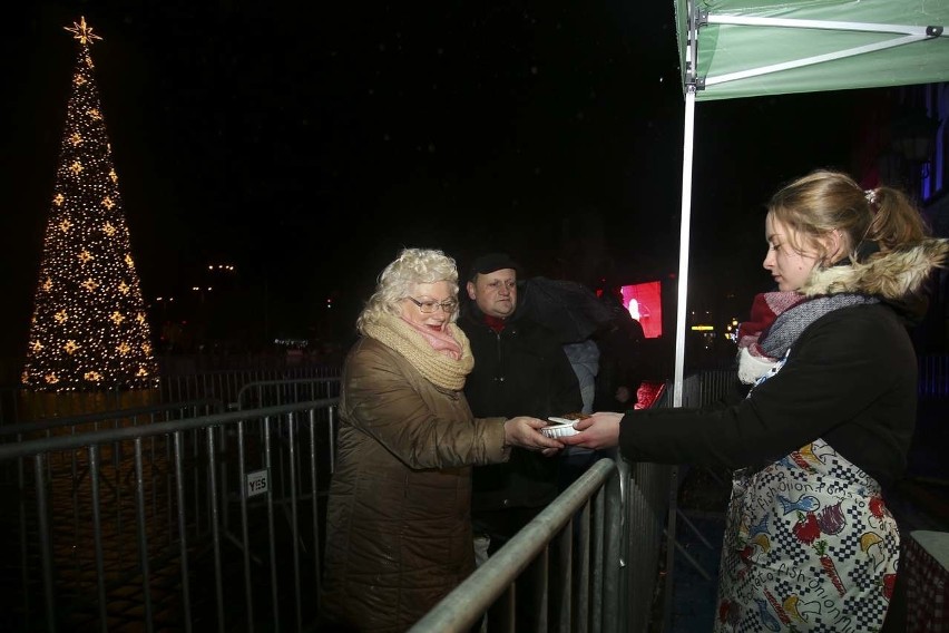 Noworoczna impreza na placu przed ratuszem. Słupsk powitał nowy rok (wideo, zdjęcia)