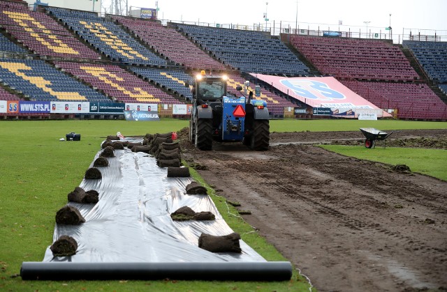 Wymiana murawy na stadionie Pogoni Szczecin.