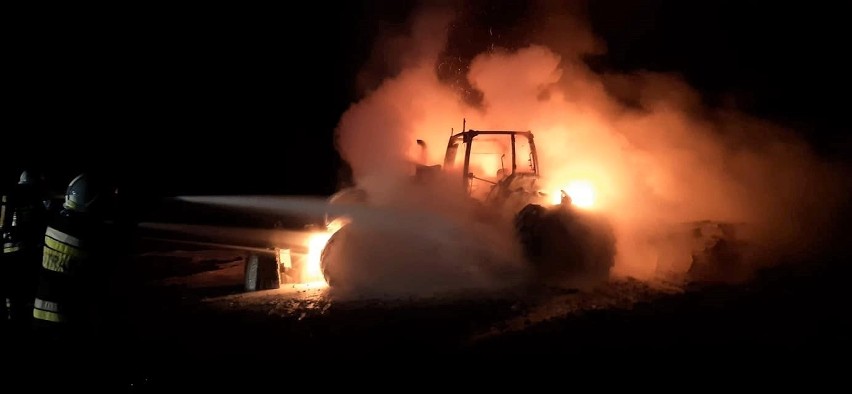 Pożar ciągnika rolniczego w Przytocku w gminie Kępice [zdjęcia]