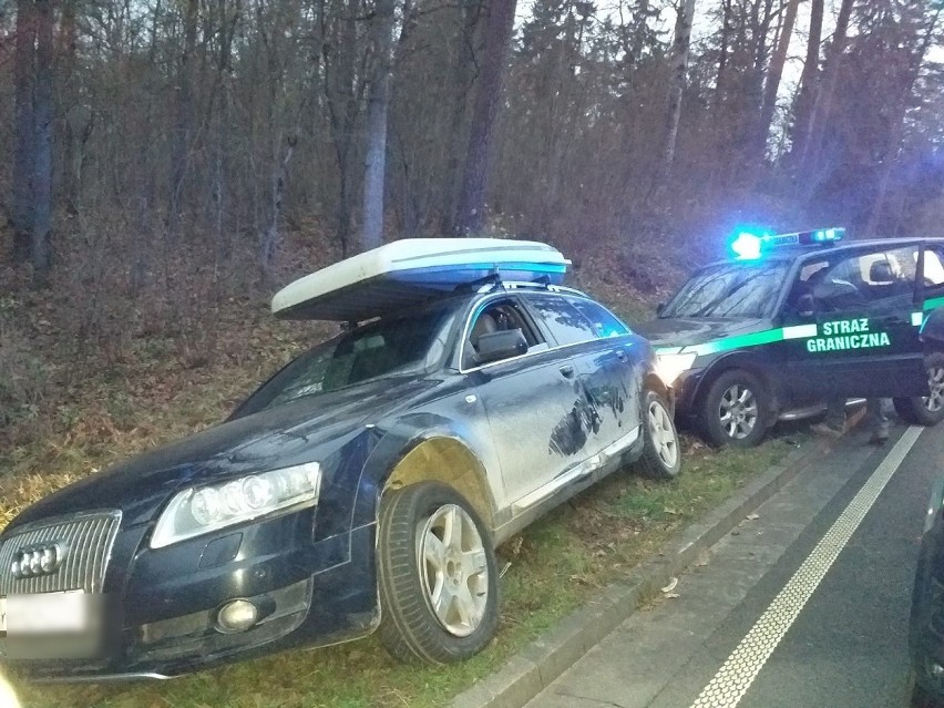 Audi wypełnione po brzegi tytoniową kontrabandą. Pogranicznicy udaremnili przemyt za prawie pół miliona złotych (zdjęcia)