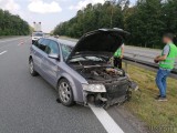 Wypadek na autostradzie A4. Audi najechało na tył tira. Transportowany towar wysypał się na jezdnię
