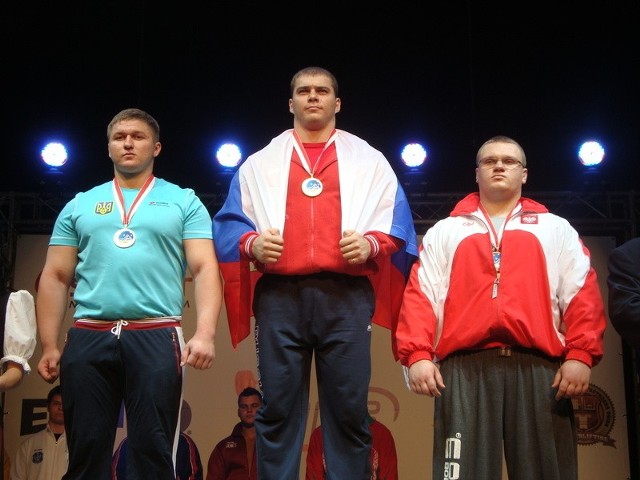 Konrad Kwietniewski (pierwszy z prawej) zdobył brązowy medal mistrzostw świata juniorów w wyciskaniu sztangi na ławeczce i ustanowił rekord Polski