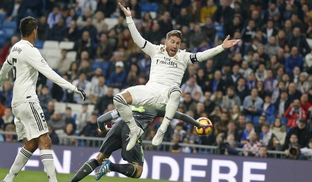 Na zdjęciu: Sergio Ramos. Espanyol Barcelona – Real Madryt, La Liga. Real Madryt okazał się lepszy od Espanyolu Barcelona. Dzięki dwóm trafieniom Karima Benzemy oraz golu Sergio Ramosa i Garetha Bale'a "Los Blancos" wygrali trzeci mecz z rzędu. Dla Espanyolu gole strzelali Leo Baptistao i Roberto Rosales. [relacja, wynik, skrót meczu, bramki, wideo]