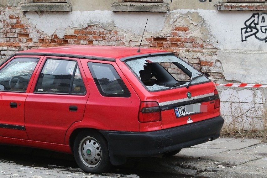 Z pięciokondygnacyjnej, starej kamienicy pod wpływem silnego...