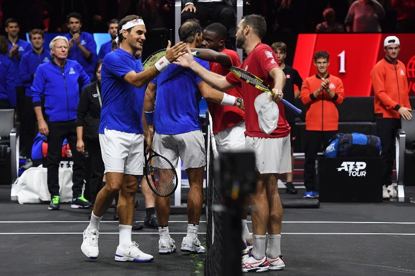 Roger Federer skłąda gratulacje zwycięzcom poo swoim...