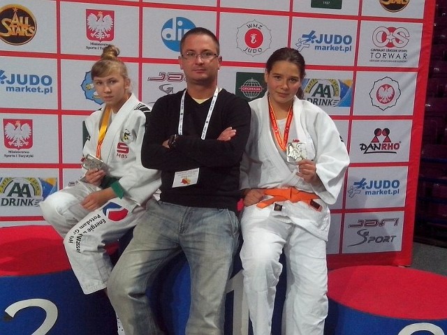 Maryla Kostyra (na zdjęciu z lewej) i Karolina Jabłońska, judoczki z Łap, wypadły znakomicie w Otwartym Pucharze Polski w judo.