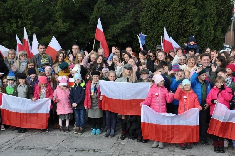 Na Rynku w Kętach zaśpiewali "Mazurka Dąbrowskiego". Kęczanie świętowali 101 rocznicę odzyskania przez Polskę niepodległości [ZDJĘCIA]