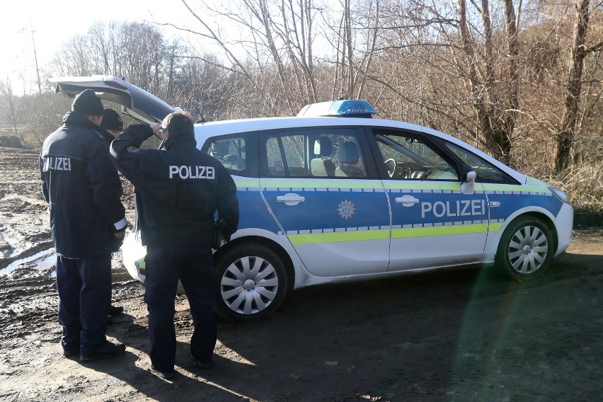 Kołbaskowo: Śmiertelny wypadek na niestrzeżonym przejeździe kolejowym. Samochód stanął w płomieniach 