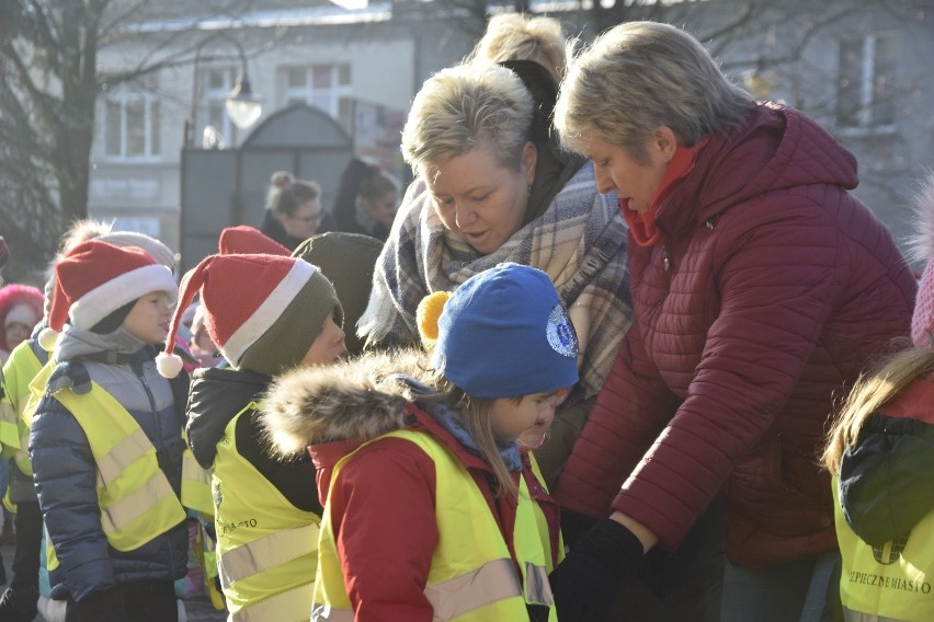 Tradycyjnie od kilku lat w dniu św. Mikołaja przedszkolaki i...