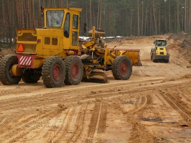 Stalowa Wola buduje drogi dla inwestorów w strefieBudowa nowej drogi rozpoczęła się od wycięcia sosen.