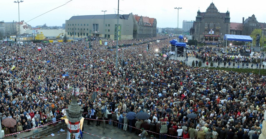 Na wiadomość o śmierci Jana Pawła II Polacy wyszli na ulice....