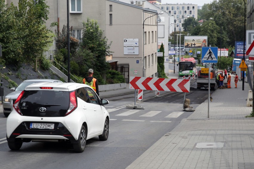 Lublin. Omijaj ul. Dolną 3 Maja. Będą tam układali asfalt: 18 sierpnia wahadło, później ulica zamknięta dla ruchu