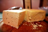 Ostrzeżenie GIS. Francuski kozi ser wycofany ze sklepów. Nie jedz tego nabiału!