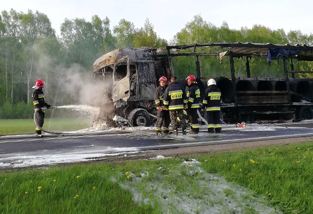 Wypadek na krajowej "dwunastce" w gminie Przyłek. W Zamościu Starym ciężarówka spłonęła po zderzeniu z osobówką