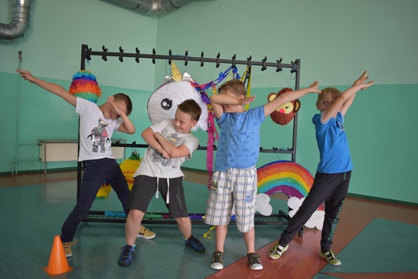 Dzieci z gminy Gowarczów wspaniale bawią się z Mobilnym Wakacyjnym Centrum Plenerowym. Zobacz to na zdjęciach