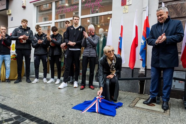 22 października odsłonięte zostały kolejne podpisy w Bydgoskiej Alei Autografów przy ul. Długiej. W sobotę w samo południe dziennikarka Hanna Sowińska oraz przedsiębiorcy, bracia Abramczyk odsłonili swoje autografy.